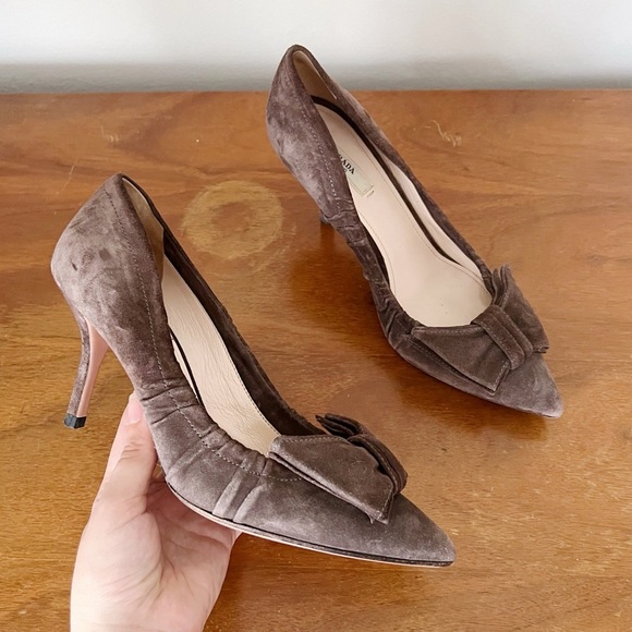 Prada • vintage Y2K brown suede bow kitten heels pumps ruched